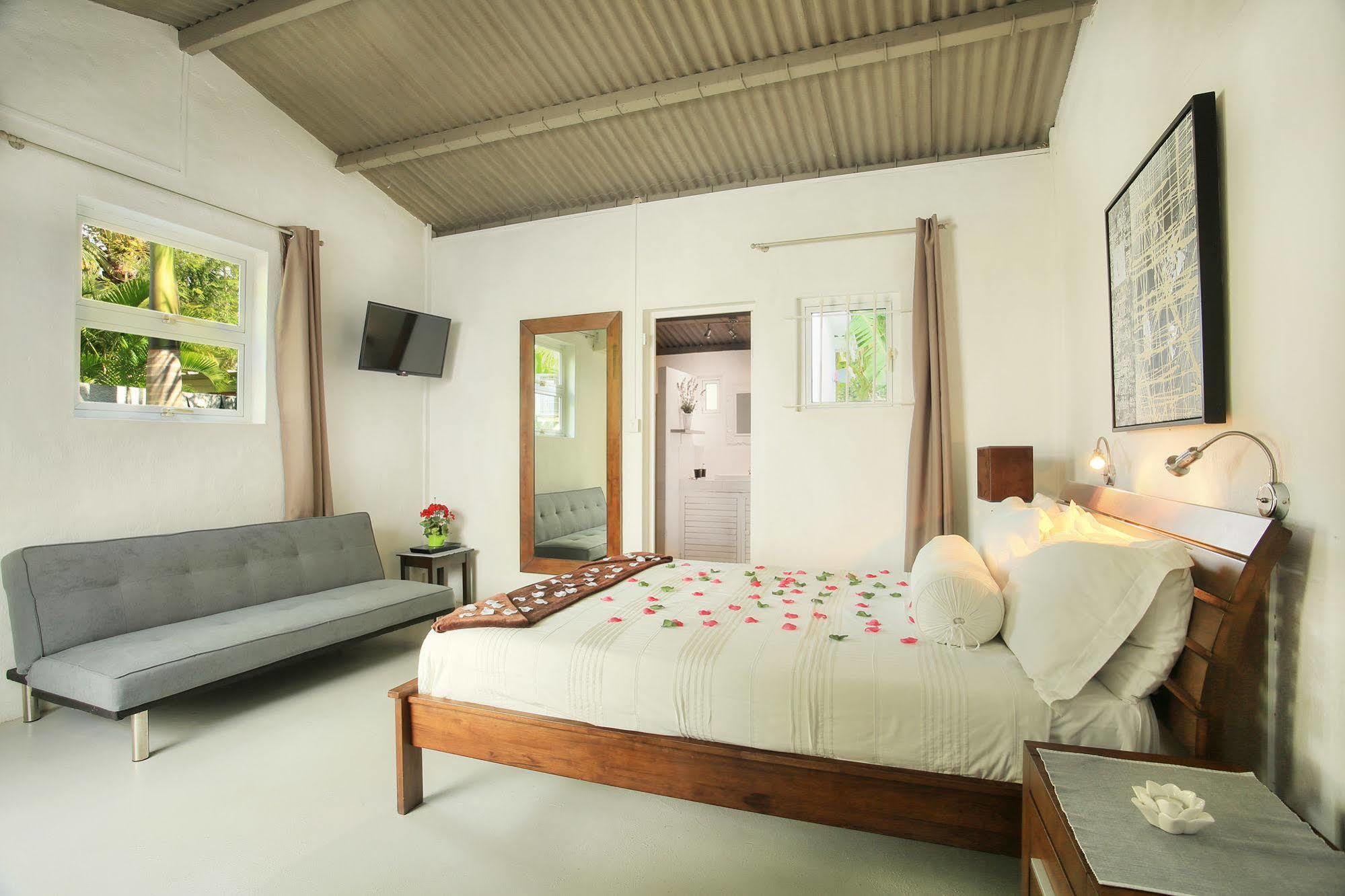 Esprit Libre Restaurant & Guest House Гранд Байе Екстериор снимка