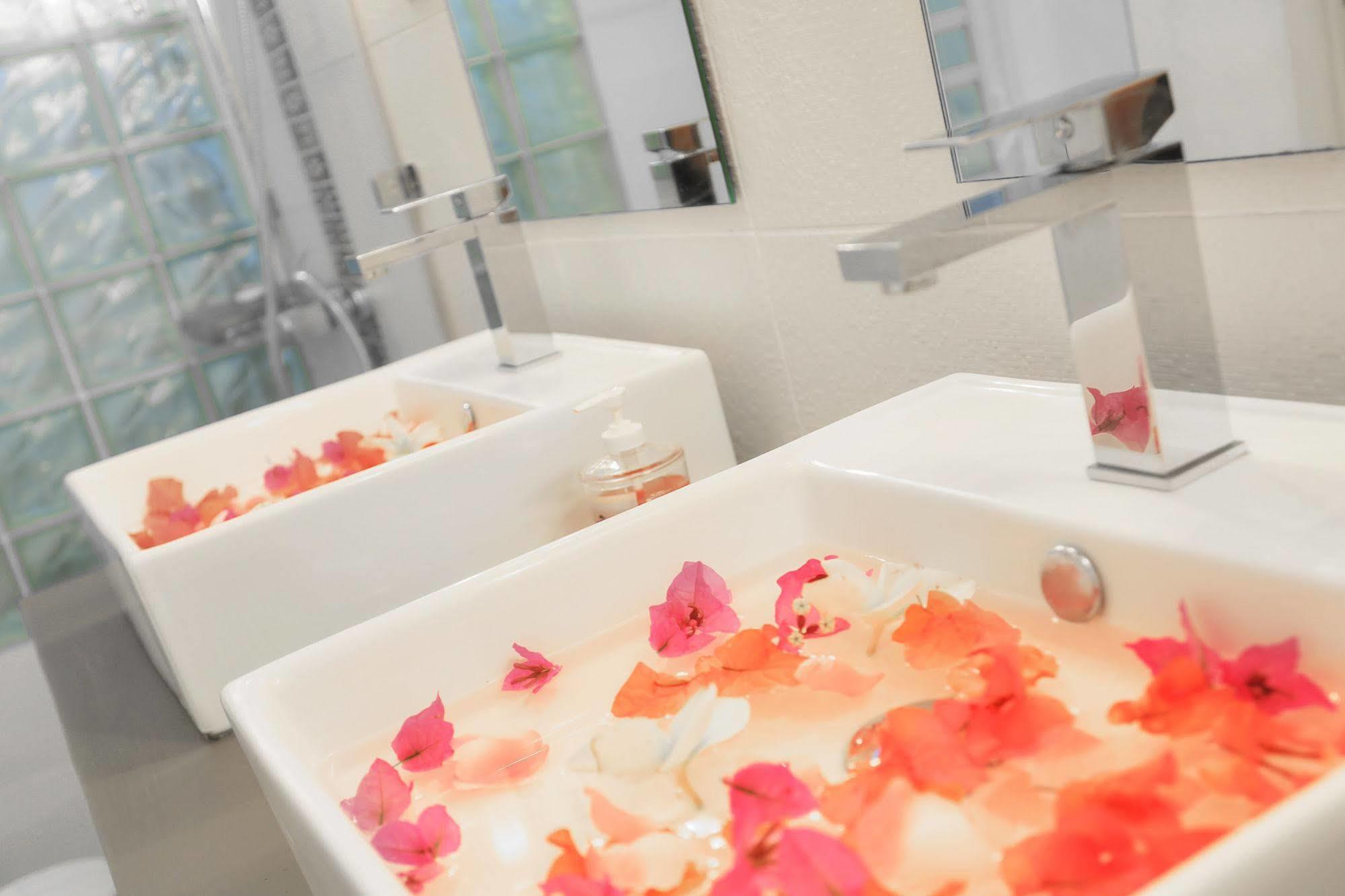 Esprit Libre Restaurant & Guest House Гранд Байе Екстериор снимка
